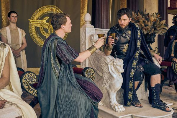 Bild 1 von 6: Domitian (Jojo Macari, l.); Titus (Tom Hughes, r.)