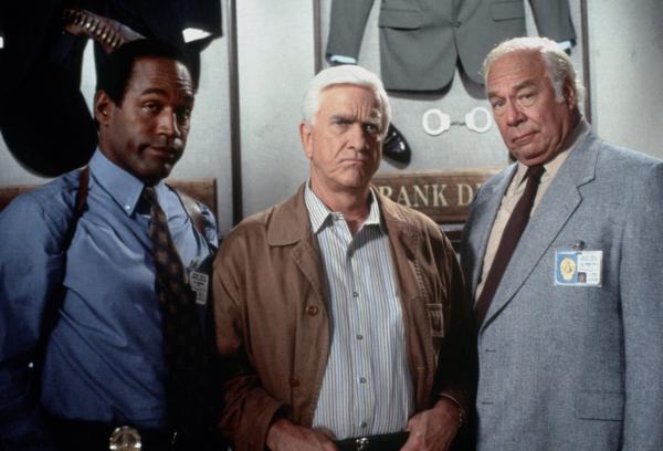 Bild 1 von 9: Detective Nordberg (O. J. Simpson, l.) und Captain Ed Hocken (George Kennedy, r.) bitten ihren alten Kollegen Lt. Frank Drebin (Leslie Nielsen, M.) für sie als Undercover-Polizist zu ermitteln.