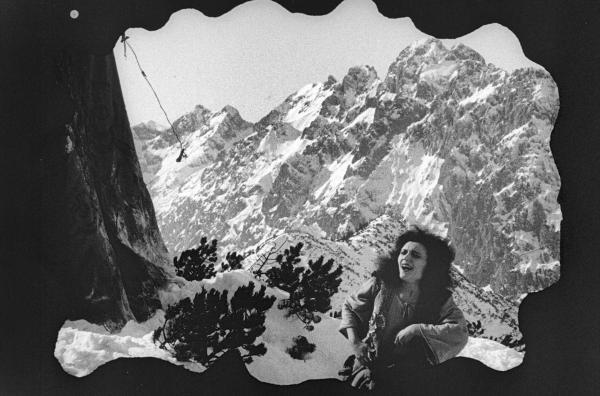 Bild 1 von 5: Rischka (Pola Negri), die waghalsige Tochter des Räuberhauptmanns, verspottet die Räuber.