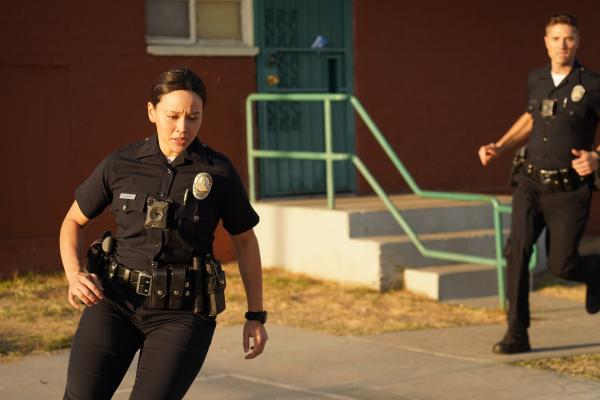 Bild 1 von 3: Als Chen (Melissa O`Neil) und Bradford (Eric Winter) als Verstärkung am Einsatzort eintreffen, machen sie eine schreckliche Entdeckung.