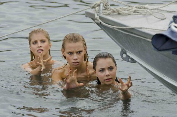 Bild 1 von 4: Sirena (Amy Ruffle, l.), Lyla (Lucy Fry, M.) und Nixie (Ivy Latimer, r.) nutzen ihre Kräfte gegen Zac (Chai Romruen).