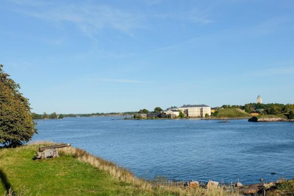 Bild 1 von 1: Im Bild: Blick auf die gelben Kasernen der Insel Suomenlinna, von der Insel Sørkønlinna aus.