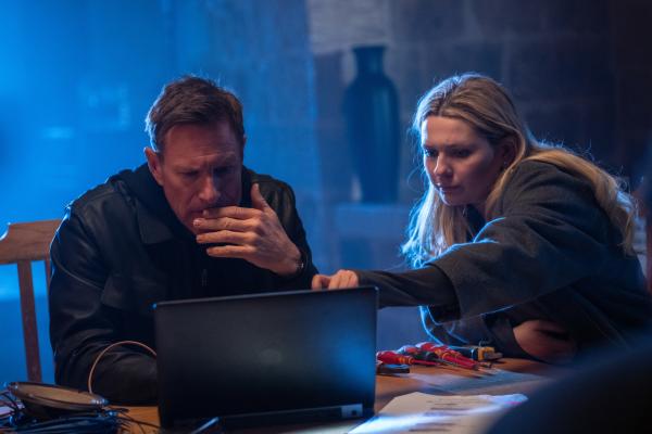 Bild 1 von 10: Auftragskiller Shaw (Aaron Eckhart) steht auf Kriegsfuß mit den digitalen Medien. MI6-Analystin Kacey (Abigail Breslin) zeigt ihm, was sie über seine letzten Jobs und seinen Auftraggeber herausgefunden hat.
