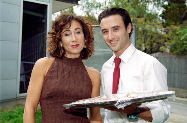 Bild 1 von 3: Im Bild: Andrea Eckert (Frau Westburg), Gunther Gillian (Ötschi).