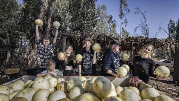 Bild 1 von 3: Joey Kelly reist mit seiner Familie und ohne einen Cent in der Tasche von Nord- nach Südamerika.