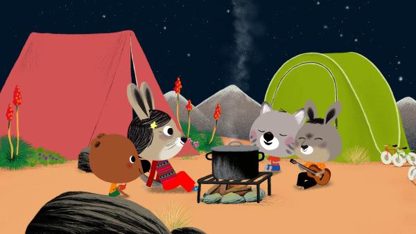 Bild 1 von 4: Chavapa hat ein Lied komponiert, das er zusammen mit Pepito vorträgt.