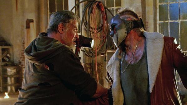 Bild 1 von 6: Joe Smith (Sylvester Stallone, li.) mit Cyrus (Pilou Asbäk, re.)
