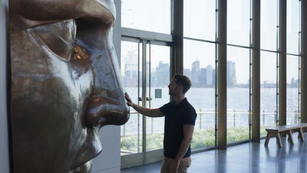 Bild 1 von 1: Im Angesicht mit der amerikanischen Freiheitsstatue - Mirko Drotschmann im Museum auf Liberty Island.