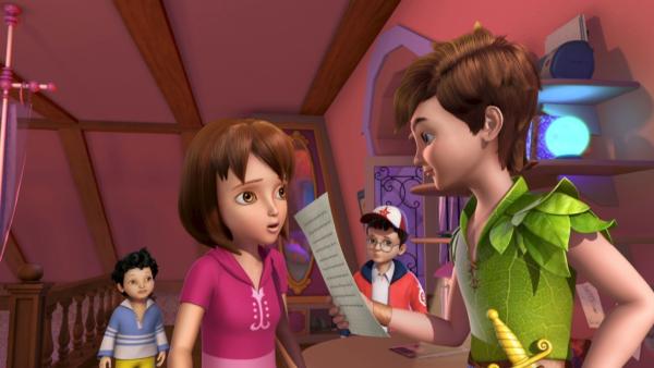 Bild 1 von 6: Peter Pan (r.) liest, was Wendy (l.) ihm gegen hat. John (hinten r.) und Michael hören zu (hinten l.).