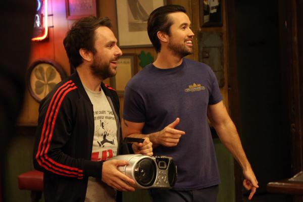 Bild 1 von 8: Charlie Kelly (Charlie Day, l.); Mac (Rob McElhenney, r.)
