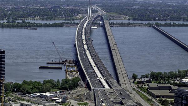 Bild 1 von 3: Die Konstruktion wird von einem 168 Meter hohen Betonturm in der Mitte getragen.