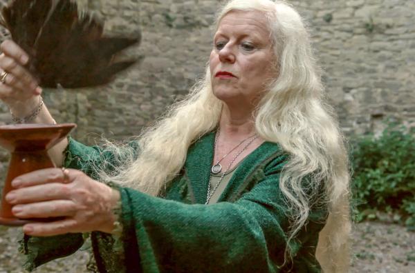 Bild 1 von 4: Eimear Burke ist das Oberhaupt des neodruidischen Ordens der Barden, Ovaten und Druiden (OBOD), dem Mitglieder auf der ganzen Welt angehören.