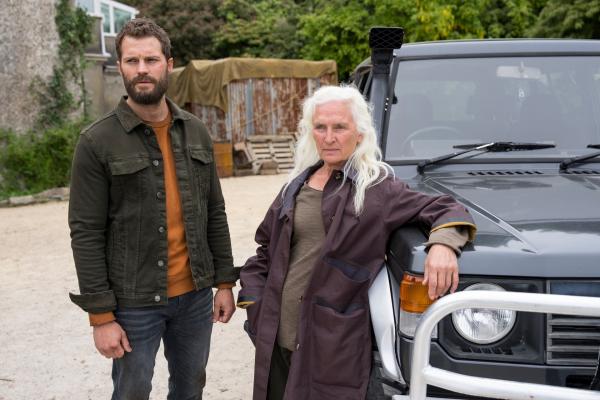 Bild 1 von 6: Endlich vereint: Nach Jahren wieder vereint: Elliot (Jamie Dornan) und seine Mutter Niamh (Olwen Fouéré).
