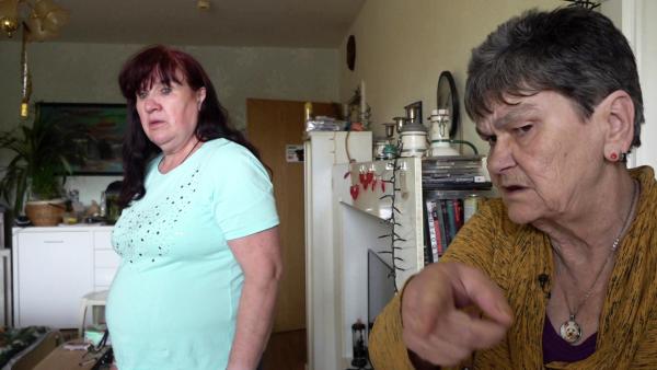 Bild 1 von 2: Als Bärbel bei Regina im Einsatz ist, um die Wohnung ihrer herzkranken Freundin zu putzen, stößt sie auf eine versteckte Sucht der 71-Jährigen.