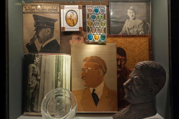 Bild 1 von 2: Nazi-Relikte sind weltweit gefragt. Diese Sammlung wurde in Argentinien beschlagnahmt.