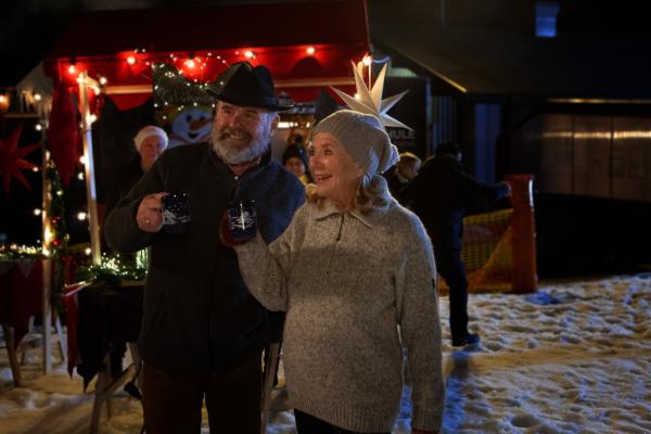 Bild 1 von 15: Auf der alljährlichen Rodelgaudi im Ort amüsieren sich Jakobs Eltern Toni (August Schmo?lzer, l.) und Hanna Huber (Jutta Speidel, r.) königlich über die Rodelversuche von Nordlicht Alice.