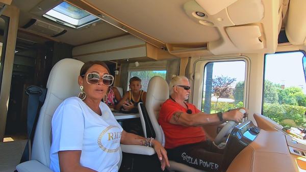 Bild 1 von 4: Familie Bonk reist im neuen Luxus-Wohnmobil an