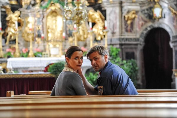 Bild 1 von 16: Im Bild: Elisabeth Brunner (Jule Ronstedt, l.) und der Polizist Hanns Sonnleitner (Marcus Mittermeier, r.) reagieren auffällig ertappt, als sie gemeinsam in der Kirche erwischt werden.