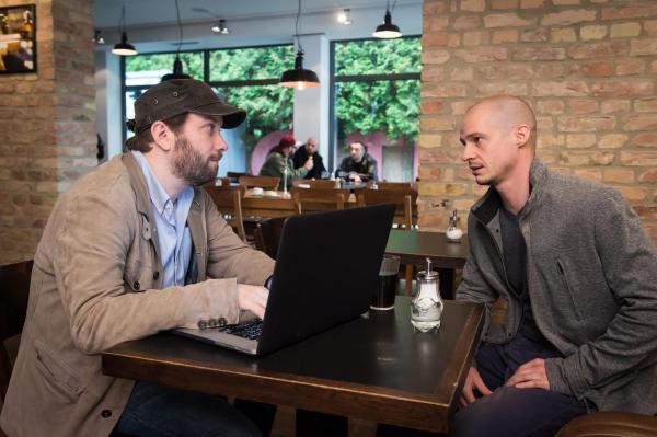 Bild 1 von 10: Wie werden Fred (Noah Amos Aron Matheis, r.) und die Selbsthilfegruppe reagieren, wenn sie erfahren, dass Christian (Christian Ulmen, l.) gelogen hat?