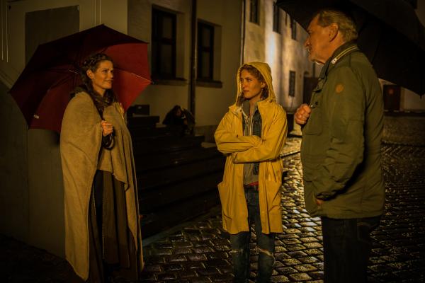 Bild 1 von 7: Arthur Bauer (Gerd Silberbauer, r.) und Toni Bischoff (Amanda da Gloria, M.) sprechen mit Anke Aumüller (Ursula Buschhorn, l.) über die Hexensaga.