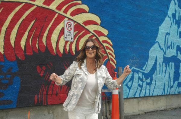 Bild 1 von 3: Katarina Witt tanzt zu Straßenmusik in Calgary.