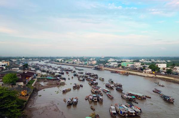 Bild 1 von 4: Der schwimmende Markt von Cai Rang ist einer der größten im vietnamesischen Mekong-Delta. Die Anzahl der Boote variiert je nach Saison und Erntezeitpunkt der Obst- und Gemüsesorten.