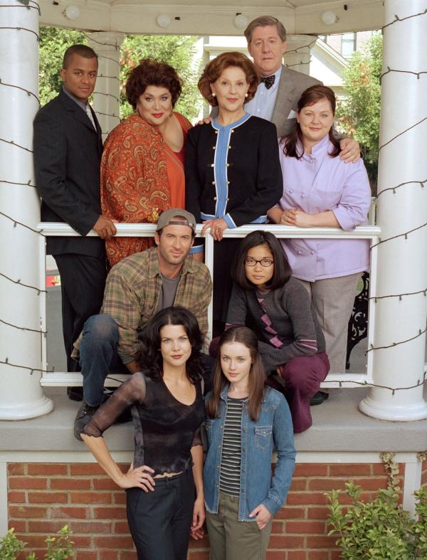 Bild 1 von 13: (6. Staffel) - Ganz Stars Hollow (Im Uhrzeigersinn: Yanic Truesdale, Liz Torres, Kelly Bishop, Edward Herrmann, Melissa McCarthy, Keiko Agena, Scott Patterson) nimmt Anteil am Leben von der alleinerziehenden Mutter Lorelai (Lauren Graham, vorne l.) und ihrer Tochter Rory (Alexis Bledel, vorne r.) ...