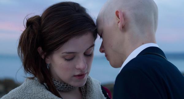 Bild 1 von 4: Shelly (Aisling Loftus, l.); Donald (Thomas Brodie-Sangster, r.)