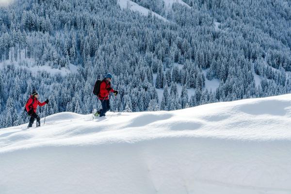 Bild 1 von 11: Im Bild: Mario Lugger ist Bergführer und Mitglied der Bergrettung. Seine Aufgabe ist es, die Schneedecke zu messen und die Schneebeschaffenheit bezüglich Lawinengefahr zu kontrollieren. Am liebsten verbindet er das mit einer Skitour. Auch für Helene Lugger ist das eine willkommene Abwechslung.
