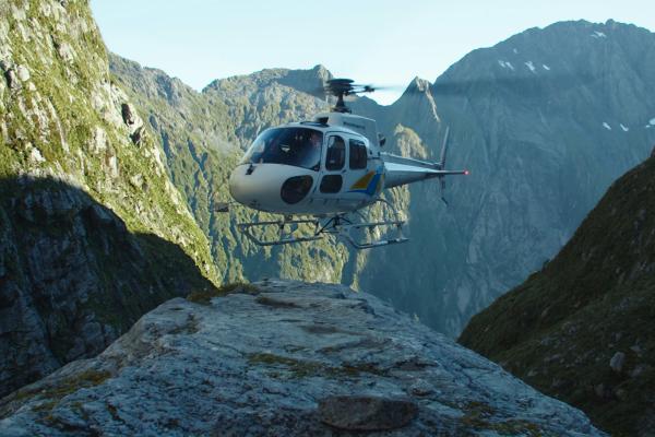Bild 1 von 9: Landung des Helikopters in der abgelegenen Landschaft von Sinbad Gully, Fiordland.