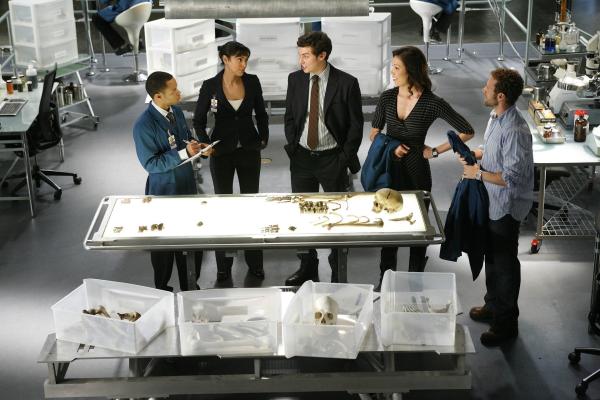 Bild 1 von 7: (v.l.n.r.) Grayson (Sean Blakemore); Saroyan (Tamara Taylor); Lance (John Francis Daley); Dr. Montenegro (Michaela Conlin); Dr. Hodgins (T.J. Thyne)