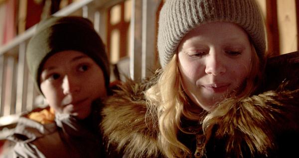 Bild 1 von 3: Daniel (Viljar Knutsen Bjaadal, l.) und Sanne (Tilde Ender Søvik) haben sich in einer Garage versteckt, weil Daniel ein Fenster in der Nachbarschaft eingeschossen hat. Hier kommen sie sich ein bisschen näher.