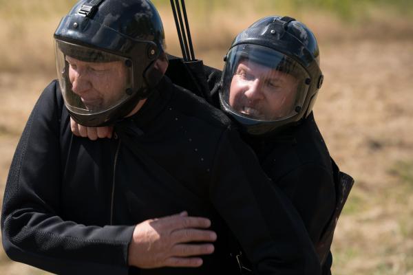 Bild 1 von 9: Shelly (Dan Bakkedahl, l.)