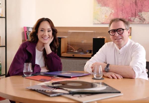 Bild 1 von 3: Im Bild: Sasa Schwazjirg mit Koch Max Stiegl