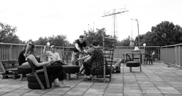 Bild 1 von 6: Heavy-Metal-Band Navocane: Mal alles rausschreien und auf die Becken dreschen - macht einen das friedlich und ausgeglichen?