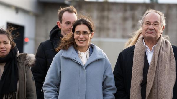 Bild 1 von 10: Sabine Grünberg (Doris Golpashin, l.); Herr Weber (Hartmut Volle, r.)