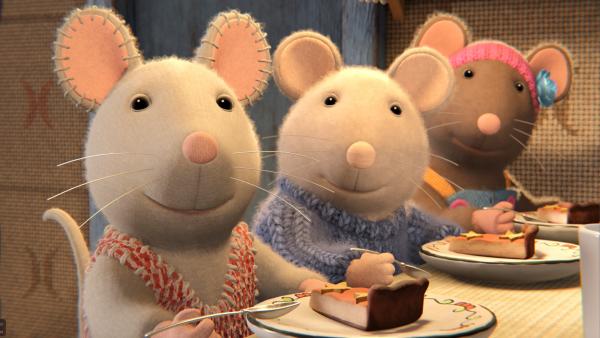 Bild 1 von 4: Julia (l,), Sam (M.) und Sarah (r.) sind glücklich, dass es am Nachmittag doch noch Kuchen gibt. Das Missgeschick mit dem Saftfleck auf dem Tischtuch ist vergessen.