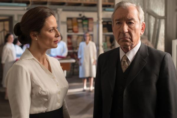 Bild 1 von 10: Doña Blanca (Aitana Sánchez- Gijón, l.); Don Emilio (José Sacristán, r.)