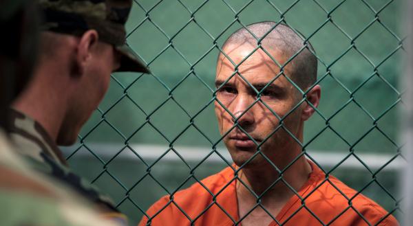 Bild 1 von 6: Unschuldig in Guantanamo: Mohamedou Ould Slahi (Tahar Rahim) wird ohne formelle Anklage im Internierungslager festgehalten.