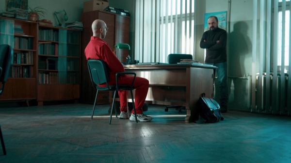 Bild 1 von 5: Mit Hilfe des wegen Menschenhandels inhaftierten Szarek (Andrzej Szeremeta, li.) hofft Rafal (Arkadiusz Jakubik) seine Tochter zu finden.