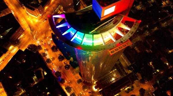 Bild 1 von 4: Der DZ-Bank Wolkenkratzer mit seiner markanten, nachts beleuchteten Krone.