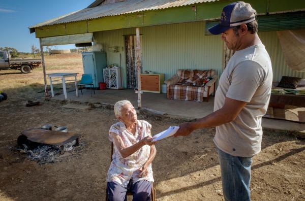 Bild 1 von 6: Um die Zustimmung der indigenen Landbesitzer für den Gesetzesentwurf einzuholen, kriegt Alex Hilfe von ihrem Freund Tom Campbell Jnr. (Aaron Pedersen, re.), mit dem sie einst ein Verhältnis hatte.