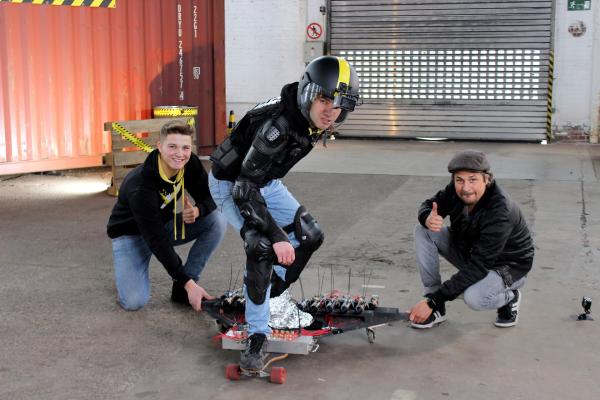 Bild 1 von 7: Achtung Feuerwerk! Kann ein Skateboard mit Feuerwerksraketen angetrieben werden?