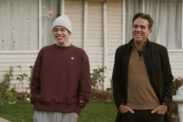 Bild 1 von 2: Pete (Pete Davidson, l.) steht mit Onkel Tommy (Bobby Cannavale, r.) im Garten und sie lachen. Die beiden haben schon zusammen manchen Mist im Leben erlebt und Onkel Tommy hilft Pete, damit dieser sein Leben in den Griff bekommt.
