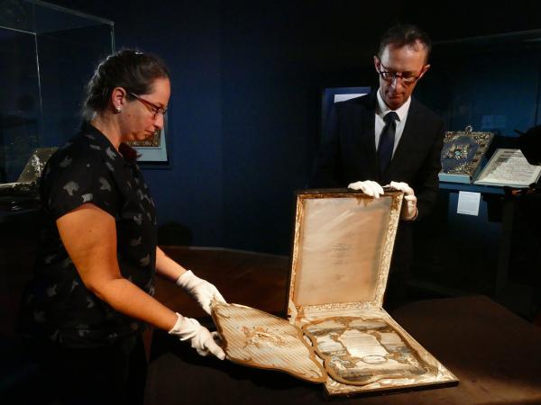 Bild 1 von 10: Dr. Frank Matthias Kammel, Generaldirektor des Bayerischen Nationalmuseums, mit Konservatorin beim Öffnen der \