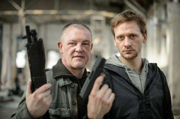 Bild 1 von 6: Peter Huber (Thomas Lawincky, r.); Jason Müllerschön (Matthias Lier, r.)