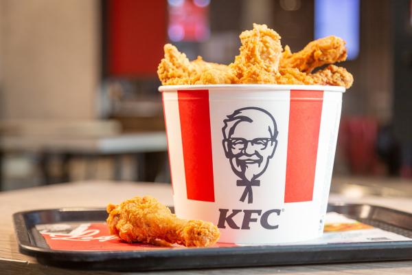 Bild 1 von 9: Das Gesicht des KFC Gründers Colonel Haland Sanders ist überall zu sehen, sogar auf den Fried Chicken Buckets. Wer war Sanders?