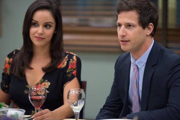 Bild 1 von 14: Amy Santiago (Melissa Fumero, l.); Jake Peralta (Andy Samberg, r.)