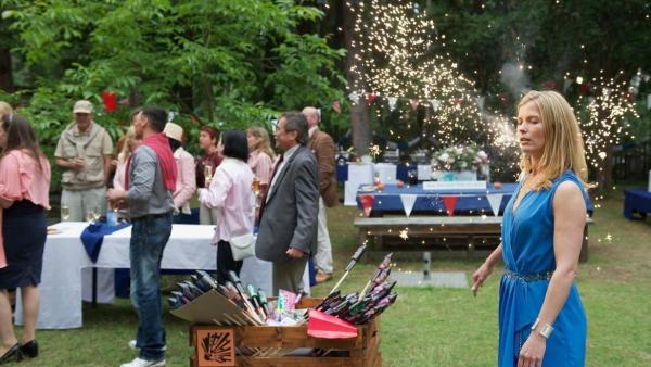 Bild 1 von 9: Als Katrin beschließt, Kate (Valerie Niehaus) auf der Gartenparty unbemerkt außer Gefecht zu setzen, löst sie versehentlich ein Feuerwerk aus, das die Gäste in große Panik versetzt. Jetzt scheint alles verloren ...