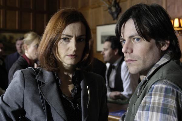 Bild 1 von 5: Julia Benson (Pooky Quesnel) und Garth Platt (David Crow).